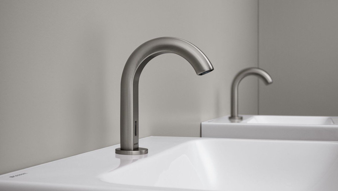 Piave deck-mounted tap with brushed stainless steel finish (© Geberit)