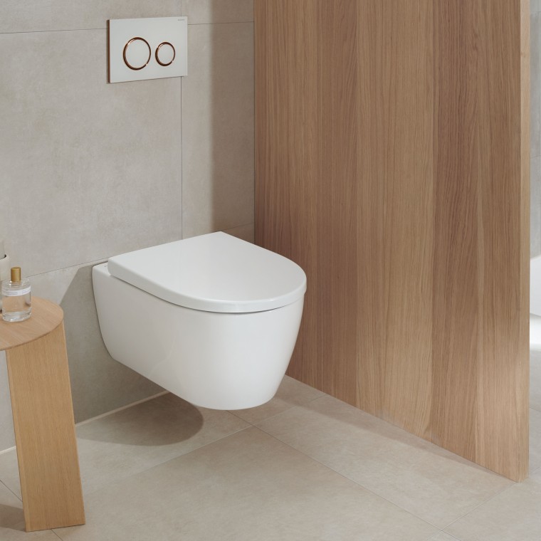 A white WC ceramic appliance in a bathroom with wooden elements still looks modern even after many years (here: Geberit iCon WC and Geberit Sigma20 actuator plate) A white WC ceramic appliance in a bathroom with wooden elements still looks modern even after many years (here: Geberit iCon WC and Geberit Sigma20 actuator plate)