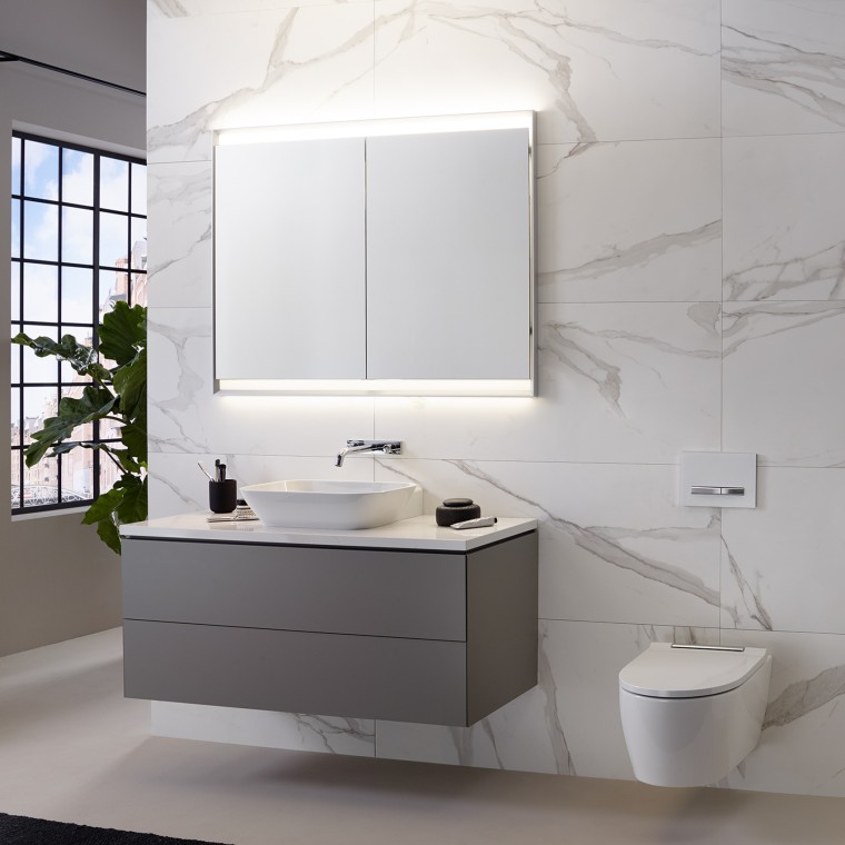 Wall with marble tiles, Geberit ONE washbasin and mirror cabinet with ComfortLight
