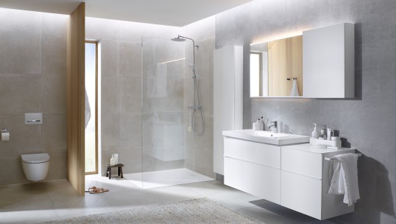 Family bathroom with large tiles and bathroom furniture plus bathroom ceramics from Geberit iCon