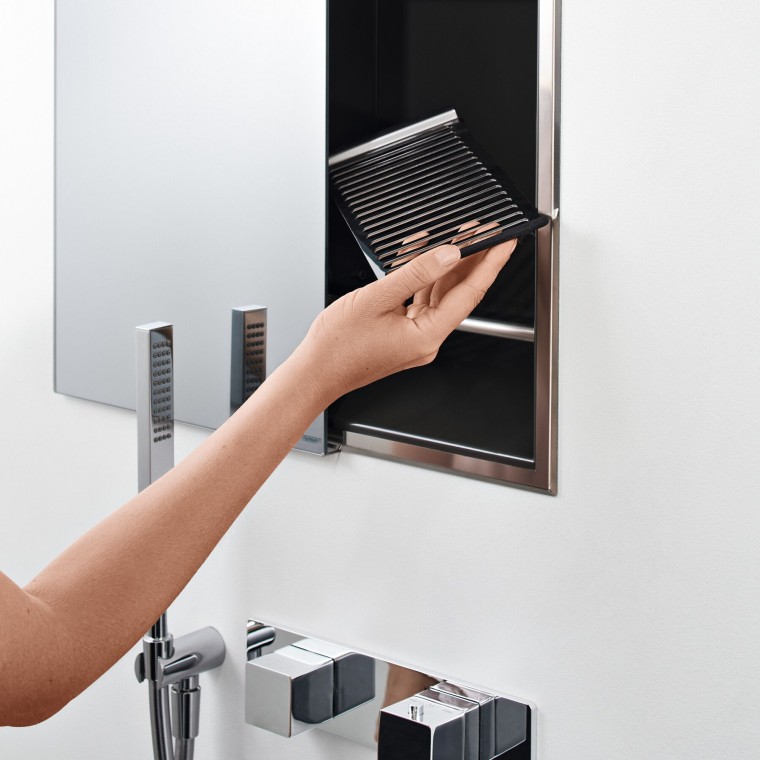 Woman’s hand positioning a shelf in the niche storage box in the shower (© Geberit) Woman’s hand positioning a shelf in the niche storage box in the shower (© Geberit)
