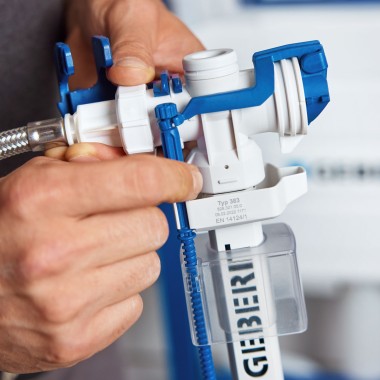 Geberit Type 383 fill valve: adjustable via a spindle Geberit Type 383 fill valve: adjustable via a spindle
