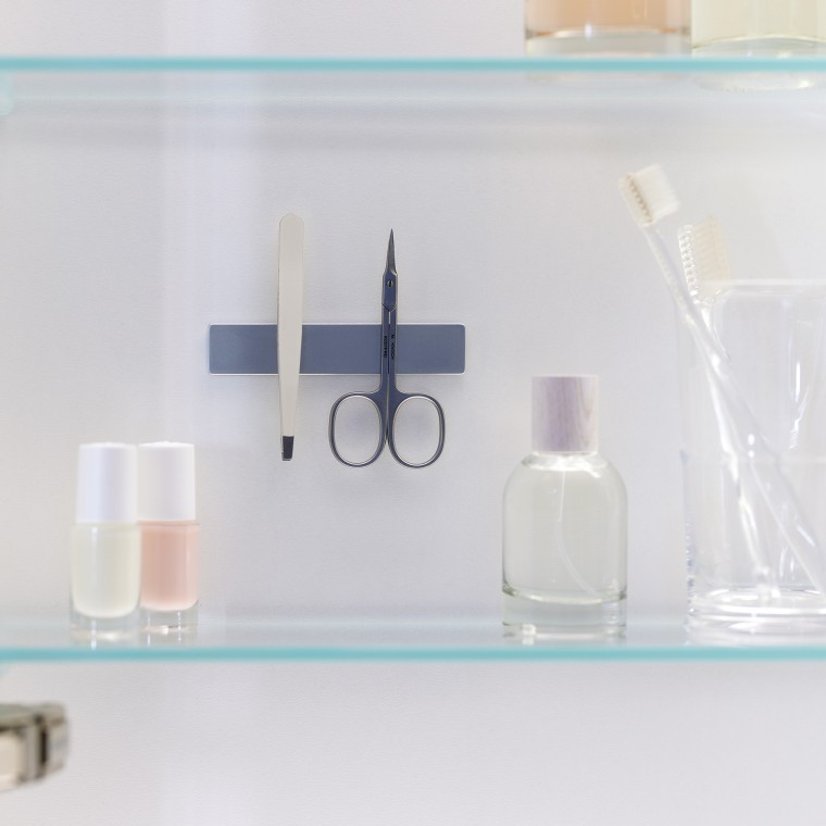 Geberit ONE mirror cabinet with magnetic strips inside (© Geberit) Geberit ONE mirror cabinet with magnetic strips inside (© Geberit)