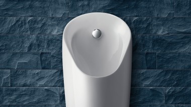 Preda urinal installed on a grey wall (© Geberit)