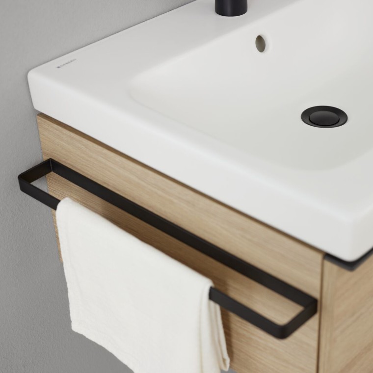 Geberit iCon washbasin cabinet with towel rail in black matt (© Geberit) Geberit iCon washbasin cabinet with towel rail in black matt (© Geberit)
