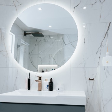 Round illuminated mirror