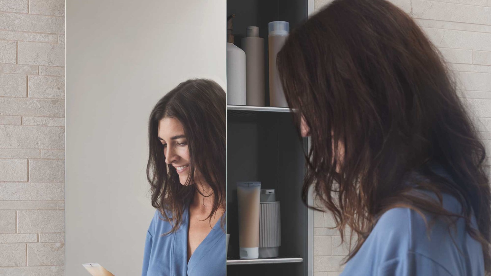 The niche storage box from the Geberit Acanto bathroom series creates more storage space in the bathroom