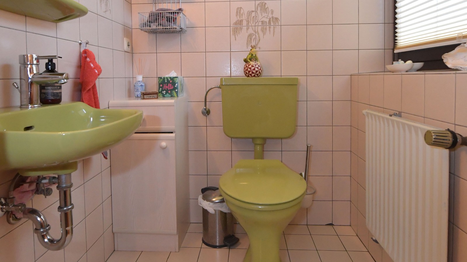 The green guest bathroom from the 80s before renovation The green guest bathroom from the 80s before renovation