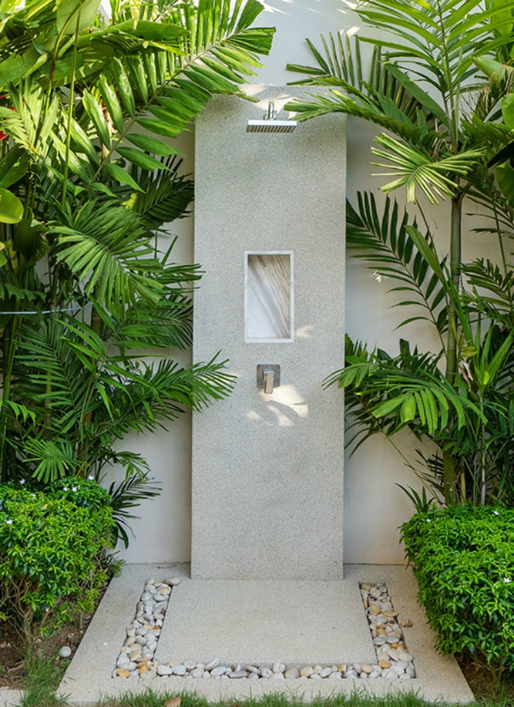 Floor-even garden shower