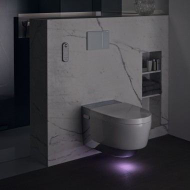 Geberit AquaClean Mera Comfort chrome with orientation light (© Geberit) Geberit AquaClean Mera Comfort chrome with orientation light (© Geberit)