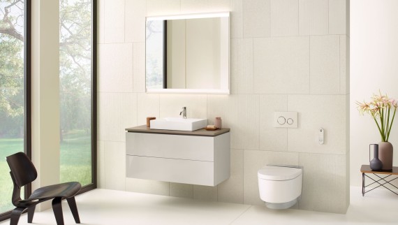 White bathroom with mirror cabinet, washbasin cabinet, actuator plate and ceramic appliances from Geberit