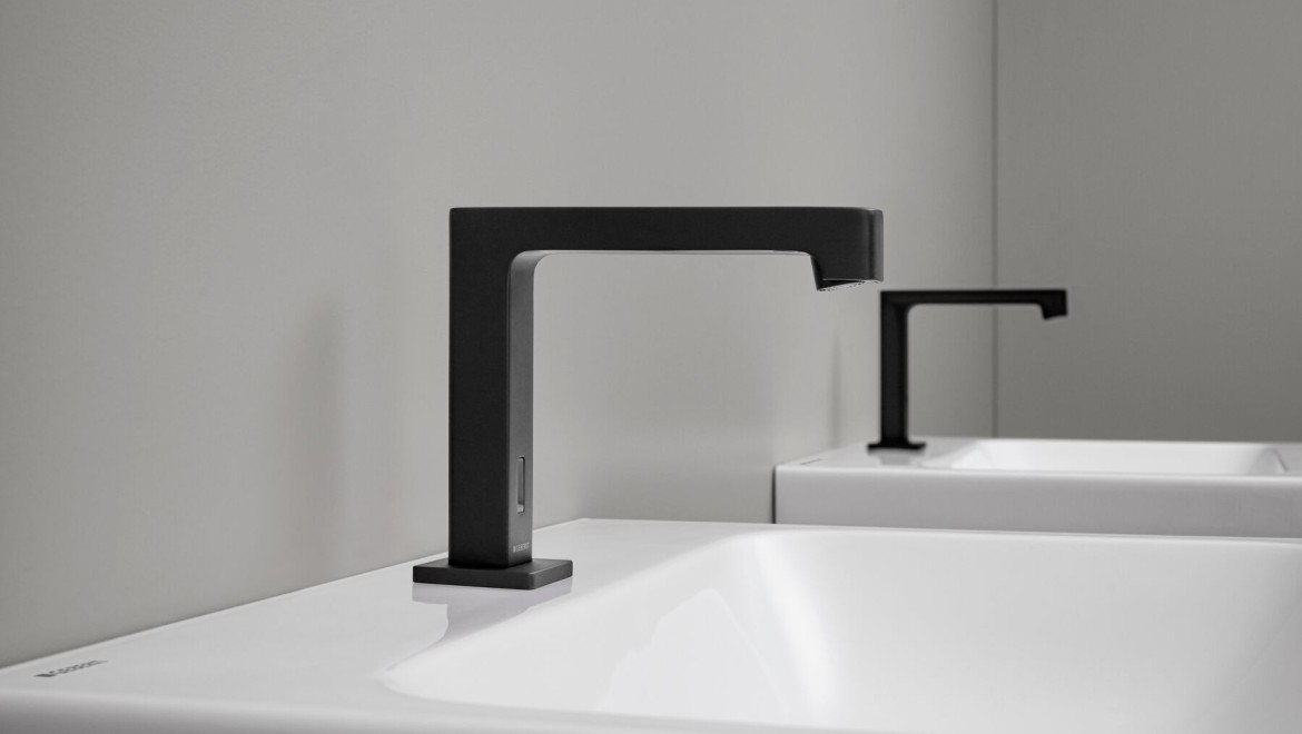 Brenta deck-mounted tap in black matt (© Geberit)