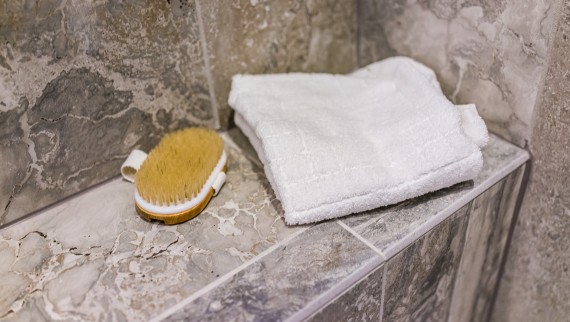 Shower with tiled bench