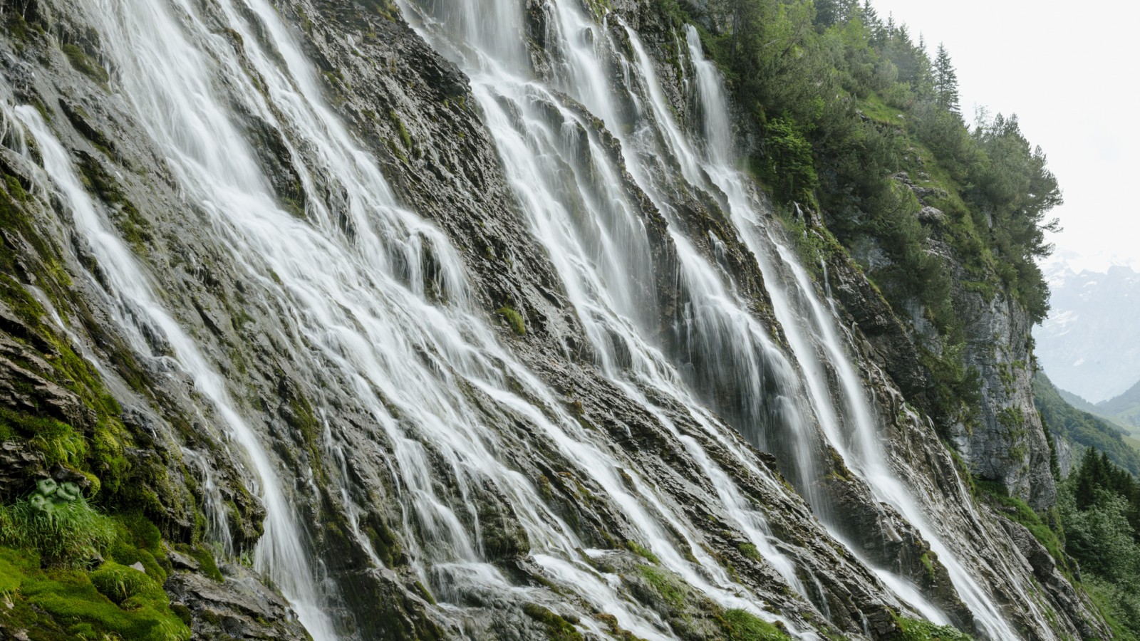 Impressive waterfall in a green landscape (© Geberit)