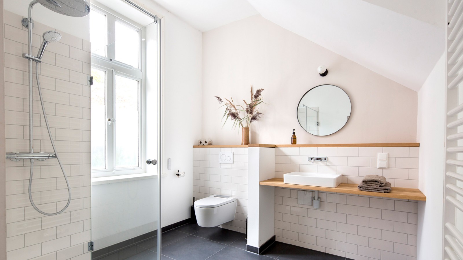 The Geberit ONE washbasin and ONE wall-mounted tap were installed in the guest bathrooms. The Geberit AquaClean Sela shower toilet offers that little extra comfort (© Geberit)
