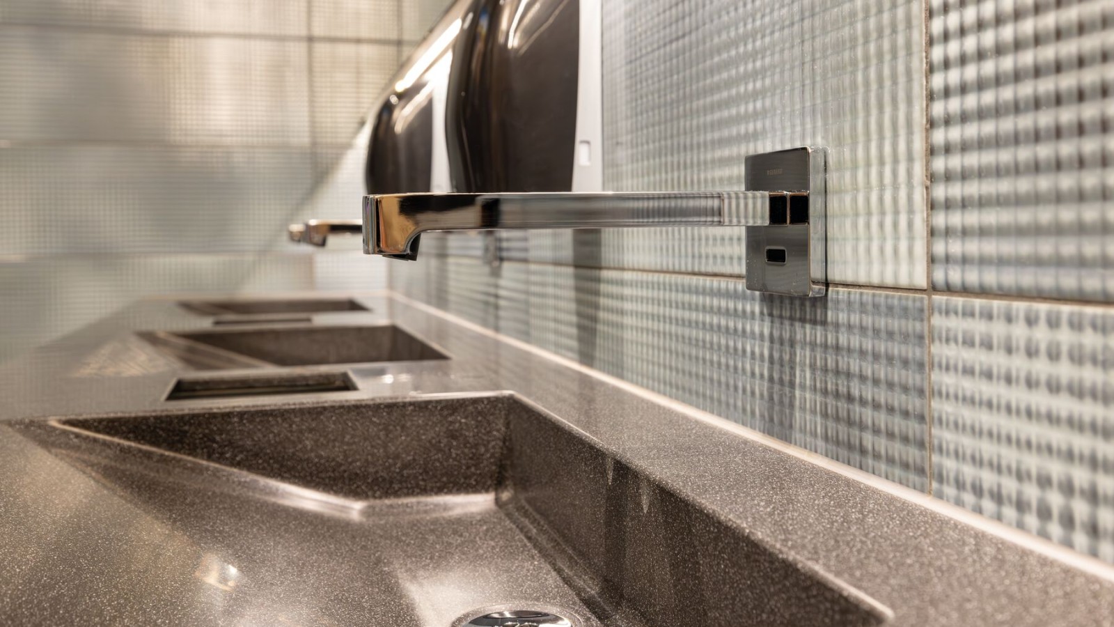 Geberit Brenta wall-mounted tap for the washbasin area