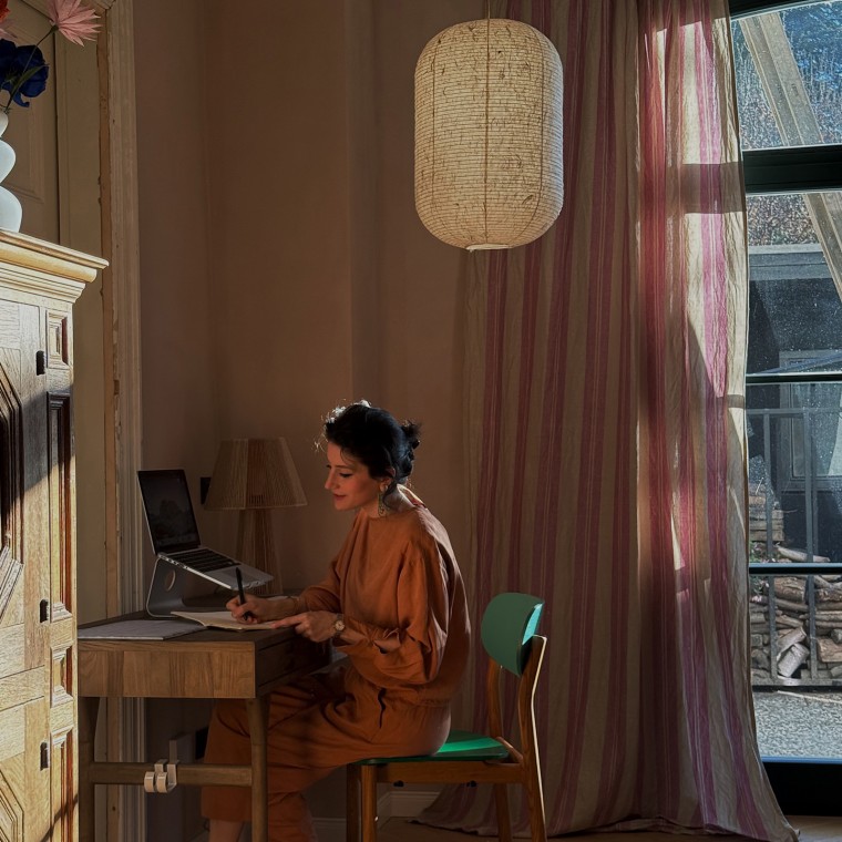 Büşra Qadir calls her interior style "fusion living", combining cultures, styles and colours (© Büşra Qadir)