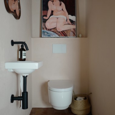 The AquaClena Mera shower toilet cleans gently with water. Matching: the Sigma70 actuator plate and the iCon Light wash hand basin (© Anna W.) The AquaClena Mera shower toilet cleans gently with water. Matching: the Sigma70 actuator plate and the iCon Light wash hand basin (© Anna W.)