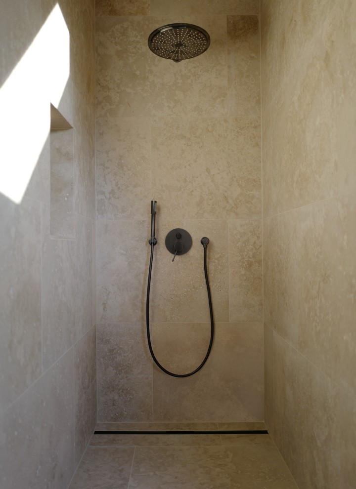 Simple elegance: the CleanLine80 shower channel in black chrome and with anti-fingerprint coating (© Anna W.)