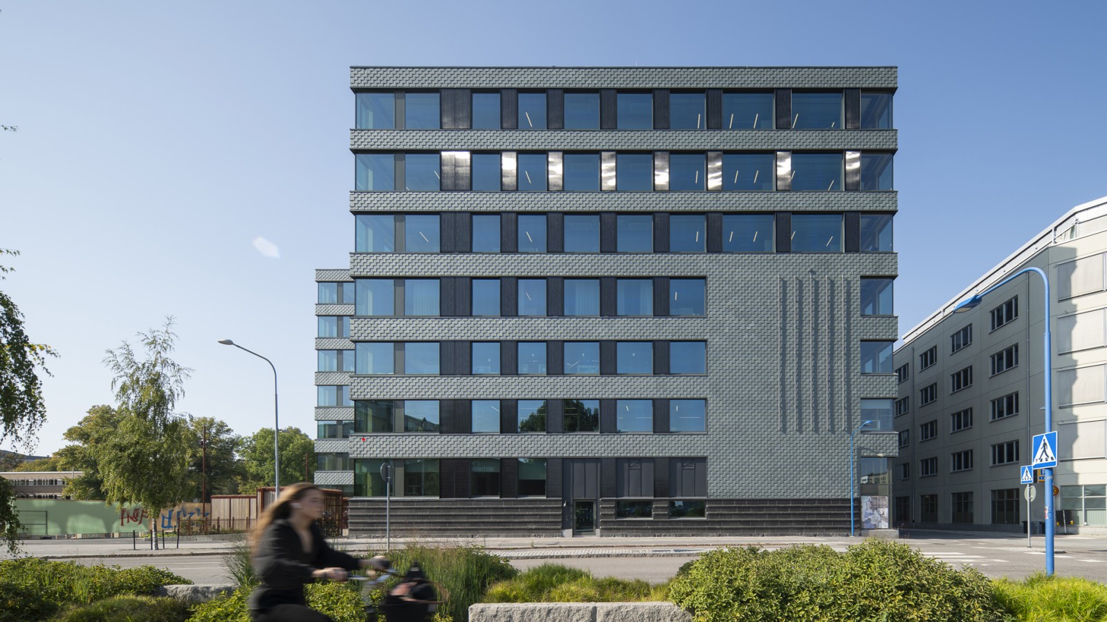 The façade made of slate and integrated solar panels ensures energy efficiency (© baraBild)