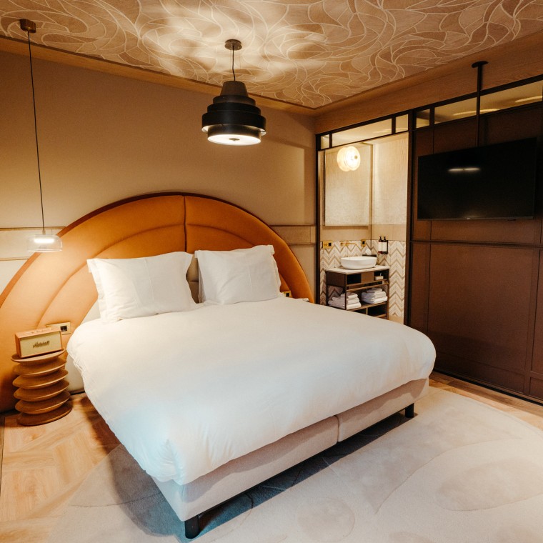 36 stylish hotel rooms in a mid-century modern style (© Nina Slagmolen)