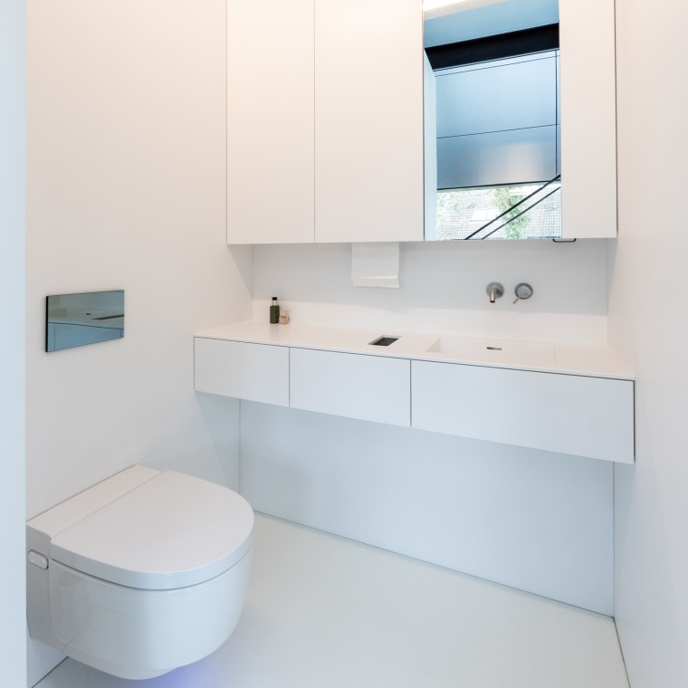 Minimalist interior design, maximum comfort – with the Geberit AquaClean Mera Comfort shower toilet (© Lucas van der Wee)