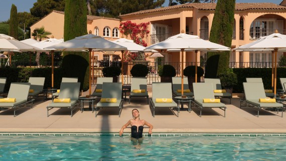 Pool in front of Villa Miraé in Antibes (© Marion Butet Studio) Pool in front of Villa Miraé in Antibes (© Marion Butet Studio)