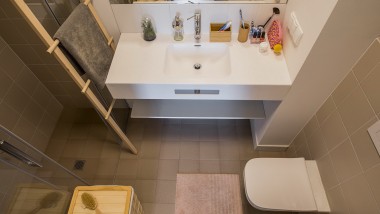 Small, smaller, sufficient: one of the bathrooms in LivinnX (© Jaroslaw Kakal/Geberit)