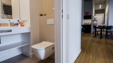 A design that increases space: a mini bathroom in an apartment unit in the LivinnX student residence (© Jaroslaw Kakal/Geberit)