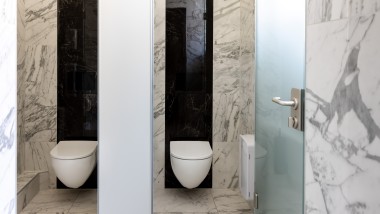 Rimless WC ceramics from the Acanto bathroom series (© Opernhaus Chemnitz / Nasser Hashemi) Rimless WC ceramics from the Acanto bathroom series (© Opernhaus Chemnitz / Nasser Hashemi)