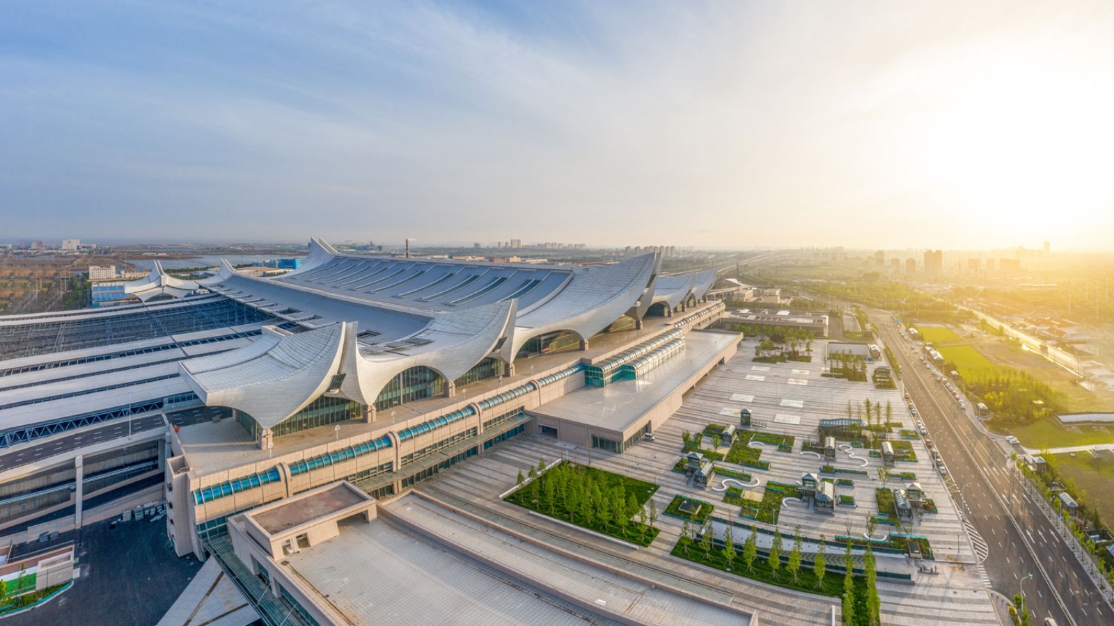 Two large and eight small waves: the undulating Hongdao station (© ingDESIGN Co., Ltd.) Two large and eight small waves: the undulating Hongdao station (© ingDESIGN Co., Ltd.)