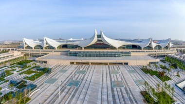 Two large and eight small waves: the undulating Hongdao station (© ingDESIGN Co., Ltd.)