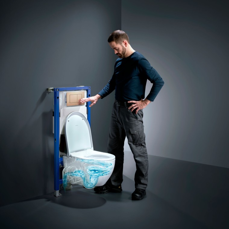 Man next to Geberit Acanto toilet with TurboFlush, new Geberit Duofix and Sigma40 flush plate in rose gold Man next to Geberit Acanto toilet with TurboFlush, new Geberit Duofix and Sigma40 flush plate in rose gold