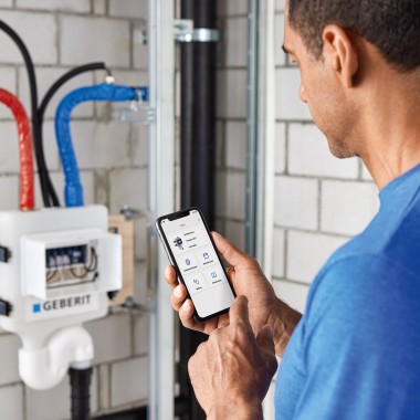 Operation of the Geberit HS50 hygiene flush unit with the Geberit Control app (© Geberit)