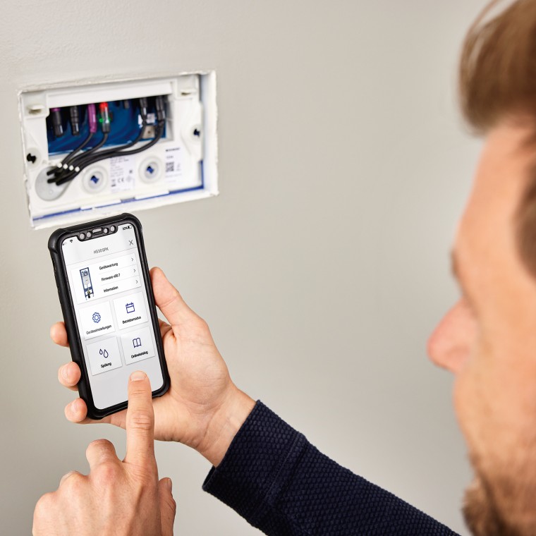 Setting up the Geberit HS30 hygiene flush unit in the concealed cistern via the Geberit Control app (© Geberit) Setting up the Geberit HS30 hygiene flush unit in the concealed cistern via the Geberit Control app (© Geberit)