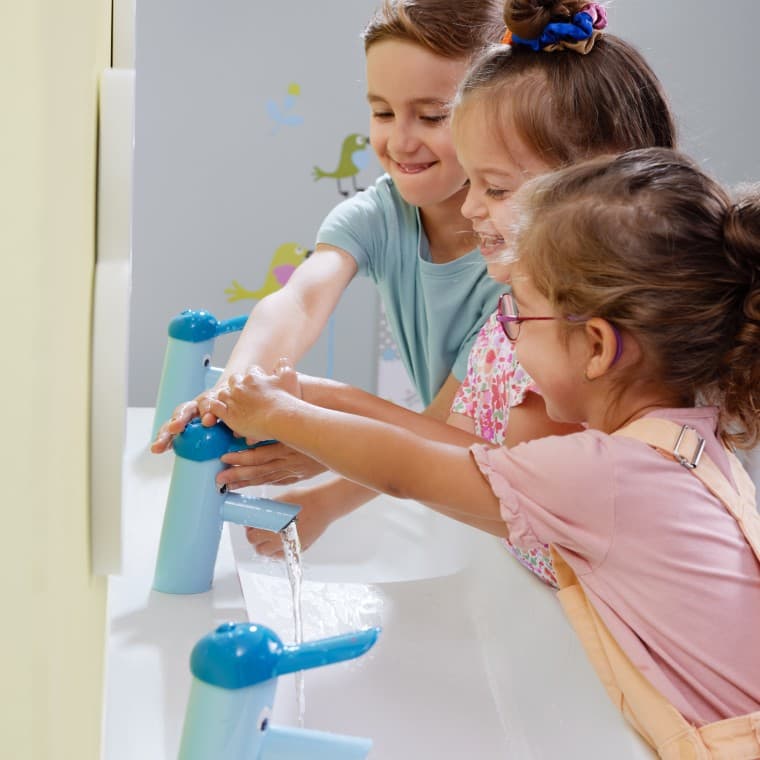 Children playing at the Geberit Bambini play and washspace Children playing at the Geberit Bambini play and washspace