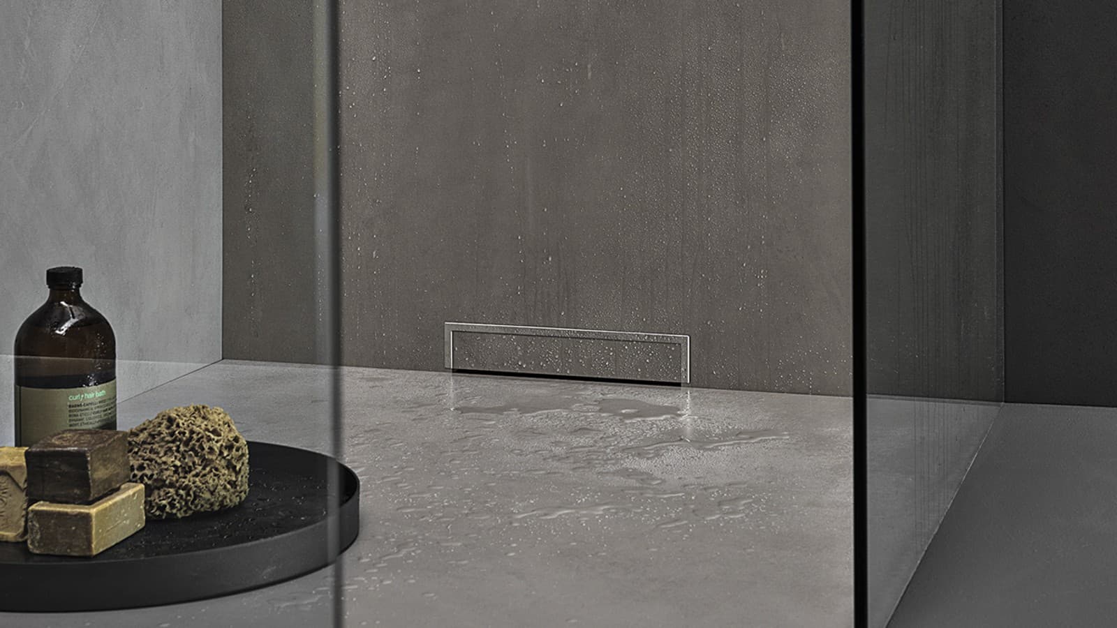 Shower surface with wall drain Shower surface with wall drain