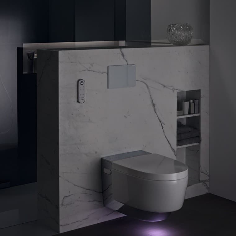 Geberit AquaClean Mera Comfort chrome with orientation light (© Geberit) Geberit AquaClean Mera Comfort chrome with orientation light (© Geberit)