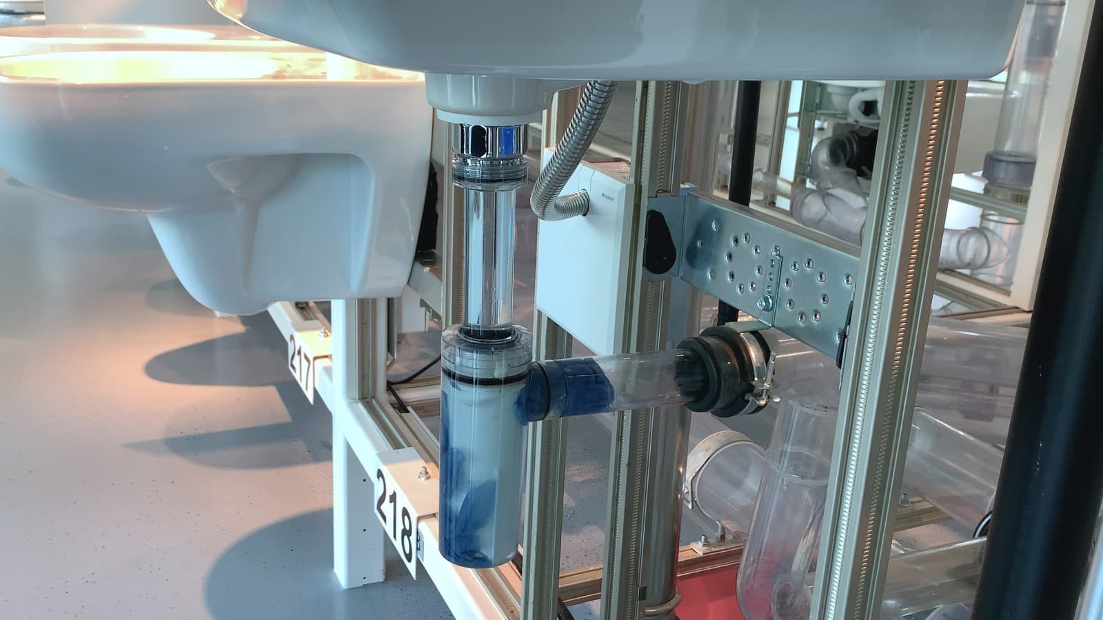 Clogged bottle trap in the washbasin Clogged bottle trap in the washbasin