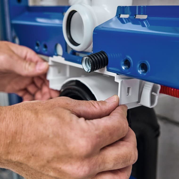The sanitary specialist installs the installation element for the WC and the housing of the Geberit Power & Connect Box The sanitary specialist installs the installation element for the WC and the housing of the Geberit Power & Connect Box
