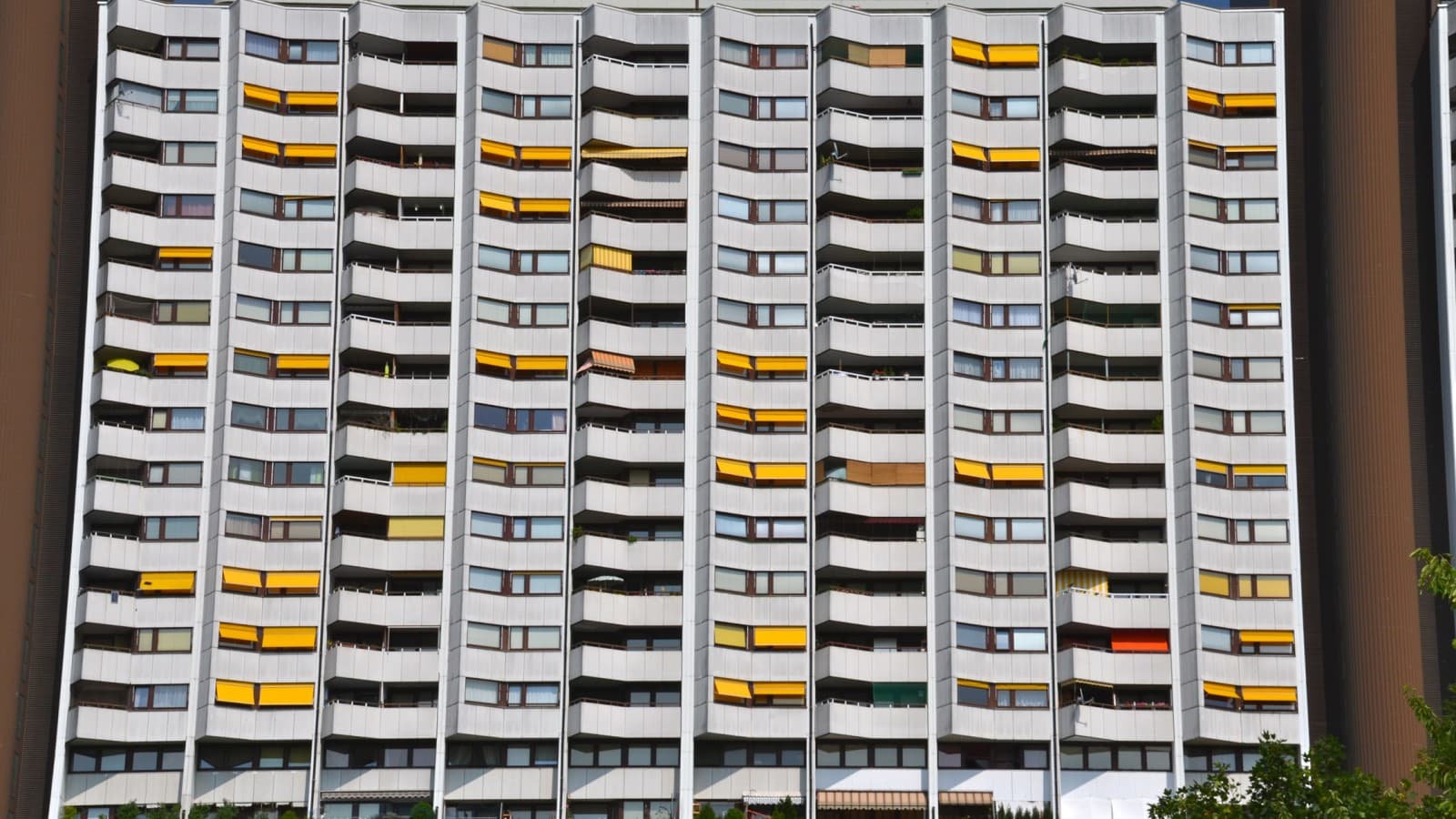 The flats are stacked close together (© lucazzitto - stock.adobe.com) The flats are stacked close together (© lucazzitto - stock.adobe.com)