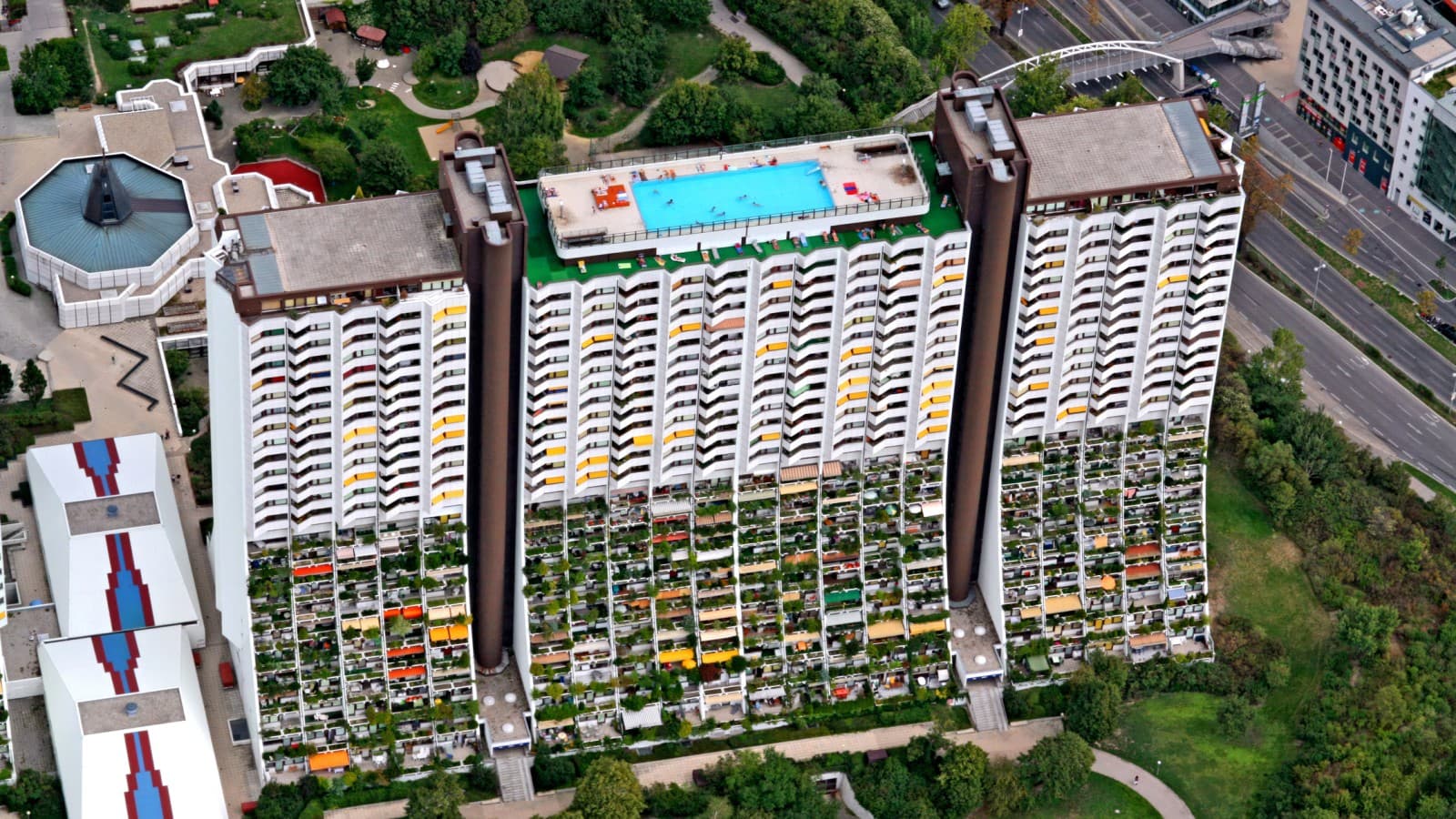 At the time, the swimming pools were a novelty in social housing and a trademark of the architect Harry Glück (© Julius Silver) At the time, the swimming pools were a novelty in social housing and a trademark of the architect Harry Glück (© Julius Silver)