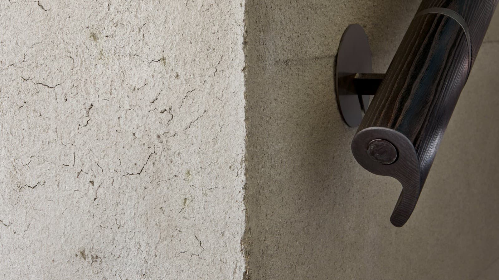 Surfaces such as burnt wood or clay walls enhance the tactile experience. (© David Willen Studio) Surfaces such as burnt wood or clay walls enhance the tactile experience. (© David Willen Studio)