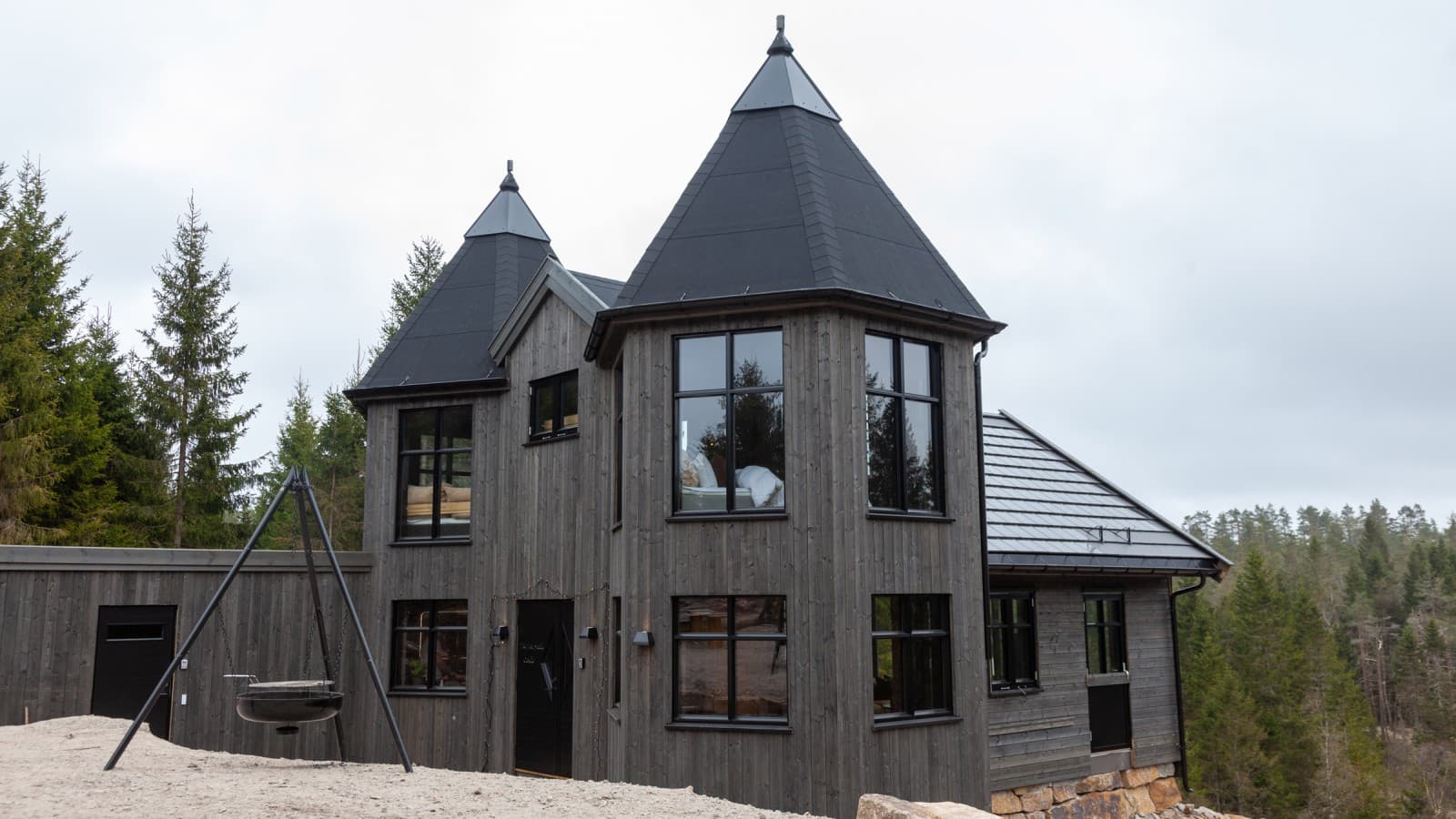 A small fairytale castle, built entirely of wood in the forests of southern Norway, can be rented for a family holiday (© Geberit) A small fairytale castle, built entirely of wood in the forests of southern Norway, can be rented for a family holiday (© Geberit)