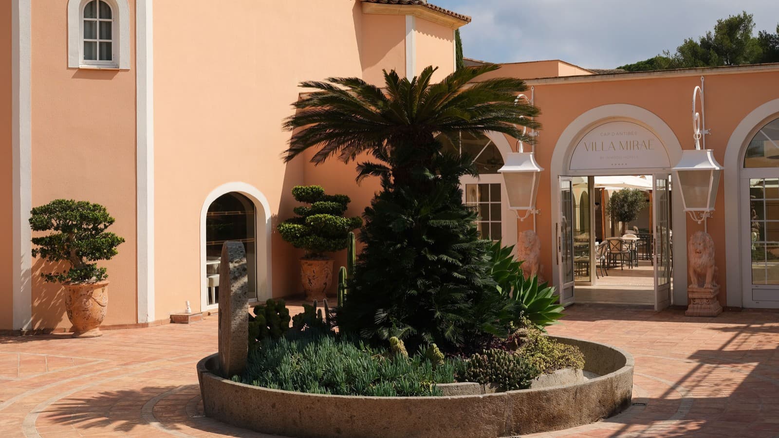 Exterior view of Villa Miraé in Antibes (© Marion Butet Studio) Exterior view of Villa Miraé in Antibes (© Marion Butet Studio)