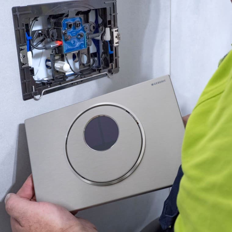 Installation of the Geberit Sigma10 actuator plate Installation of the Geberit Sigma10 actuator plate