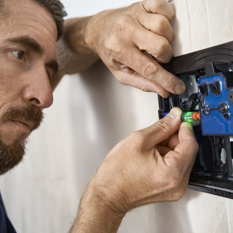 The plumber can see whether the power supply is working properly from the LED light integrated in the connection cable The plumber can see whether the power supply is working properly from the LED light integrated in the connection cable