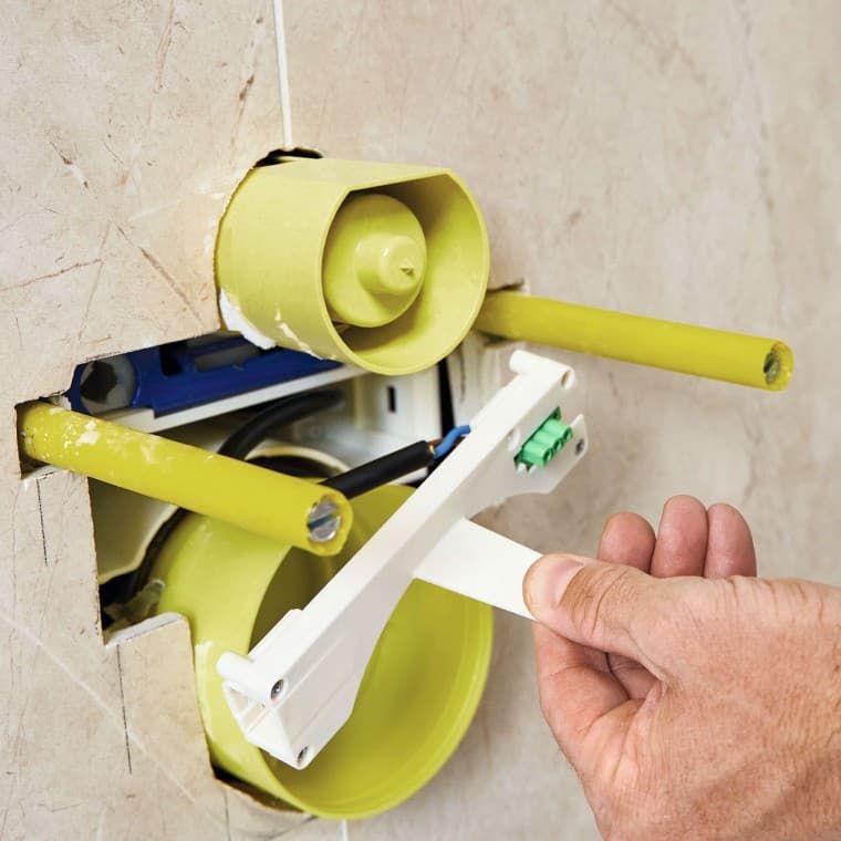 Alternatively: Installation of the intermediate bottom in the Power & Connect Box by the electrically skilled person after the panelling Alternatively: Installation of the intermediate bottom in the Power & Connect Box by the electrically skilled person after the panelling