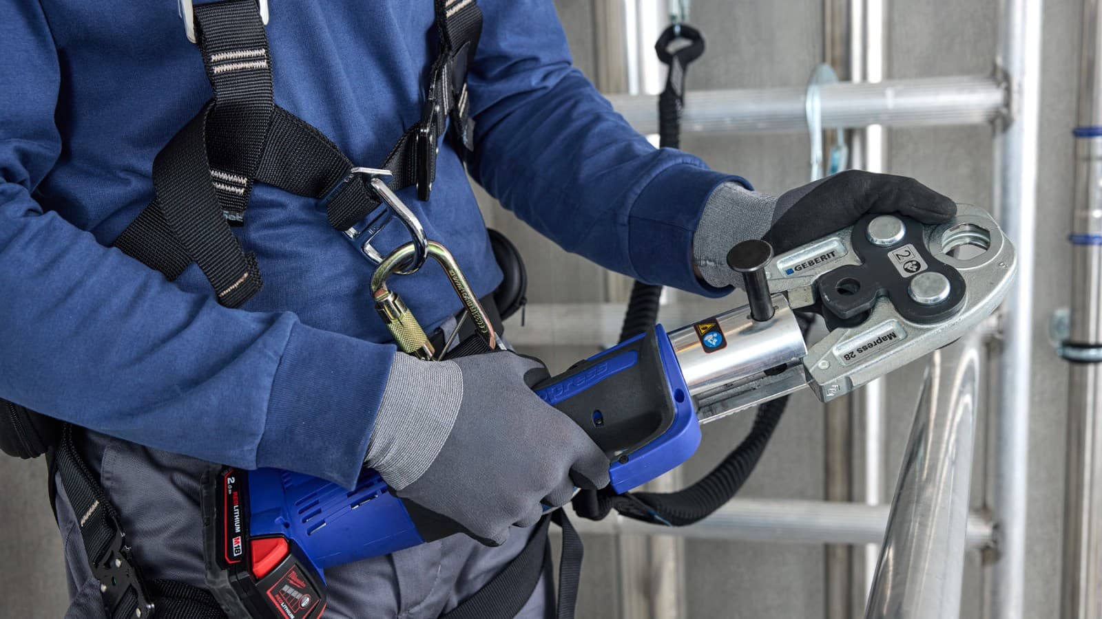 Connecting pipes: simple and safe with pressing technology from Geberit
